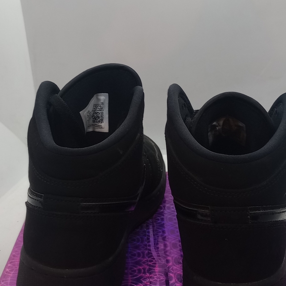 Nike Air Jordan 1 Mid Retro Triple Black Youth Sz 6.5Y Nubuck Style 554725-056 - Picture 6 of 10